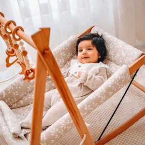 ننو چوبی نوزاد کارن دیزاین گهواره چوبی دست‌ساز نوزاد طراحی اتاق نوزاد با اکسسوری چوبی پلی جیم چوبی کودک